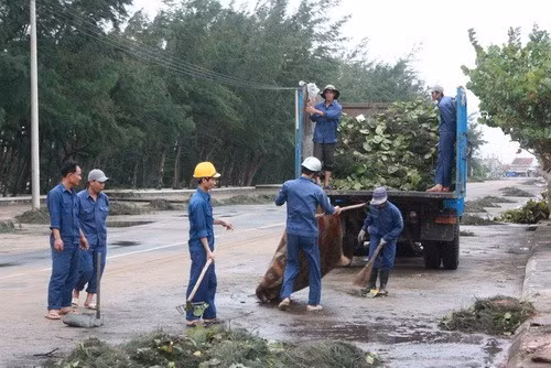 Công nhân đang dọn dẹp ở một số tuyến đường nước đã rút trong nội thành Tuy Hòa - Ảnh: PHI LONG Ngành đường sắt đã huy động toàn bộ lực lượng để khắc phục sự cố sạt lở đường ray ở nhiều đoạn và dự kiến cuối tuần này tàu mới có thể hoạt động - Ảnh: PHI LONG Giao thông ở huyện Đồng Xuân vẫn còn chia cắt ở nhiều đoạn nên cano vẫn là phương tiện di chuyển chính - Ảnh: PHI LONG