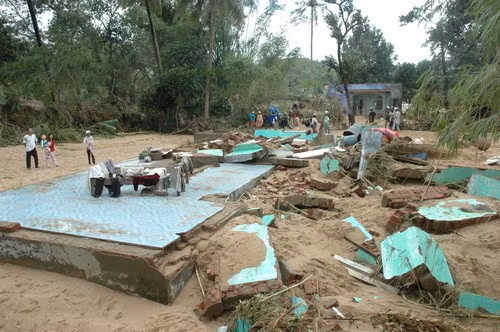 Một ngôi nhà của người dân ở xóm Trường tan nát do lũ - Ảnh: Quang Phương Em Trương Công Hưng khóc nức nở khi mọi người tìm thấy xác của bố mẹ em bị chôn vùi dưới lớp cát vào sáng 5-11 - Ảnh: Quang Phương