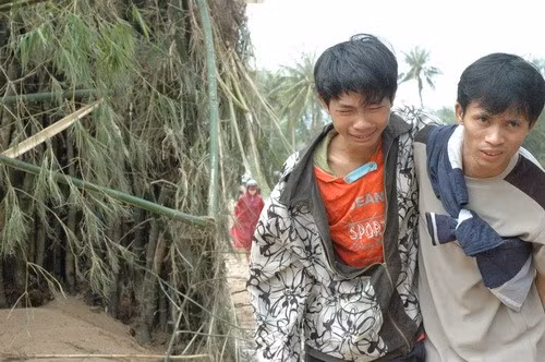 Một ngôi nhà của người dân ở xóm Trường tan nát do lũ - Ảnh: Quang Phương Em Trương Công Hưng khóc nức nở khi mọi người tìm thấy xác của bố mẹ em bị chôn vùi dưới lớp cát vào sáng 5-11 - Ảnh: Quang Phương