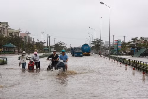 Sau ba ngày ngập, nước vẫn chưa rút hết trong TP.Tuy Hòa - Ảnh: Phi Long