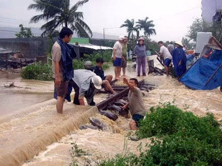 “Đại hồng thủy” nhấn chìm miền Trung, 80 người chết ảnh 9