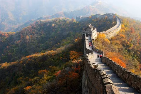 Nắng thu mơn man những rặng cây bao quanh tường thành. Vạn Lý Trường Thành trải dài 6.352 km.