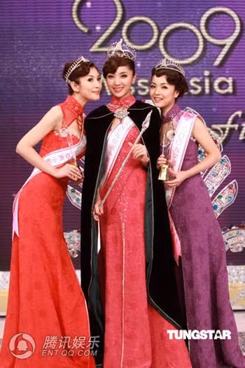 Hoa hậu chụp cùng hai Á hậu.