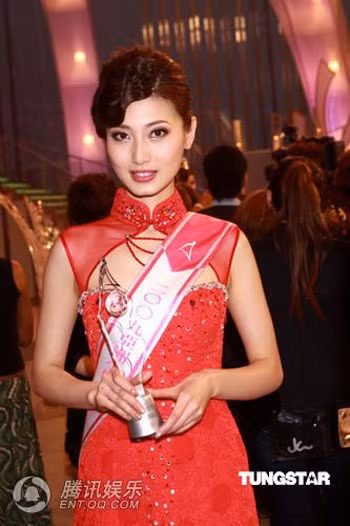 Á hậu 1 Vương Hy Dao.