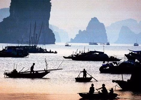 Mùa đông Hà Nội không quá lạnh, khiến thành phố này trở nên đẹp hơn so với mùa hè nóng, ẩm. Với đồ ăn ngon, thành phố gần 1.000 năm tuổi này là một địa điểm du lịch mùa đông hấp dẫn. Khi tới đây, bạn đừng quên ghé thăm vịnh Hạ Long (trong ảnh) cách Hà Nội khoảng 200 km.