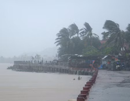 Cảng cá phường 6, Phú Yên ngả nghiêng trong gió bão. Ảnh: Xuân Hiếu