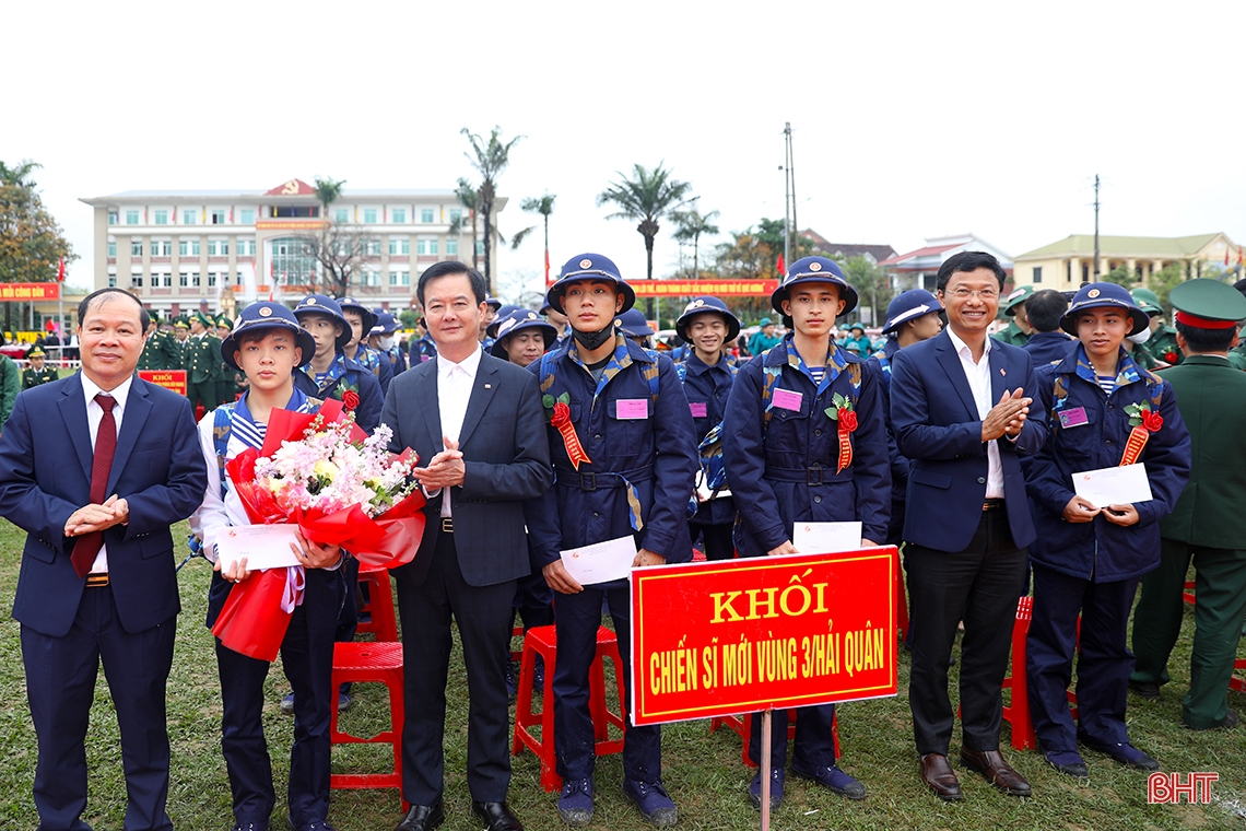 Lãnh đạo Hà Tĩnh, Bộ Quốc phòng dự lễ giao nhận quân tại các địa phương