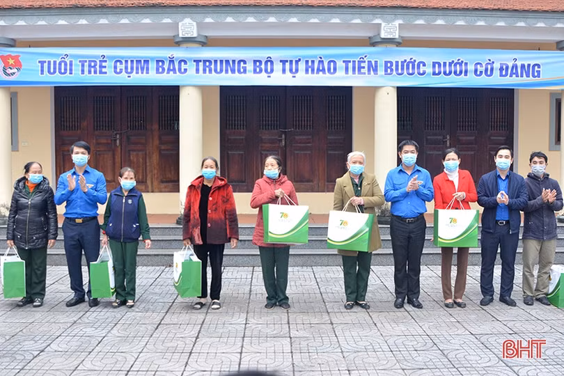 Bí thư Trung ương Đoàn dâng hương tại các địa chỉ đỏ ở Hà Tĩnh