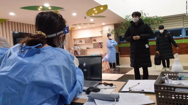 Gần nửa triệu học sinh Hàn Quốc bước vào kỳ thi đại học chưa từng có vì Covid-19