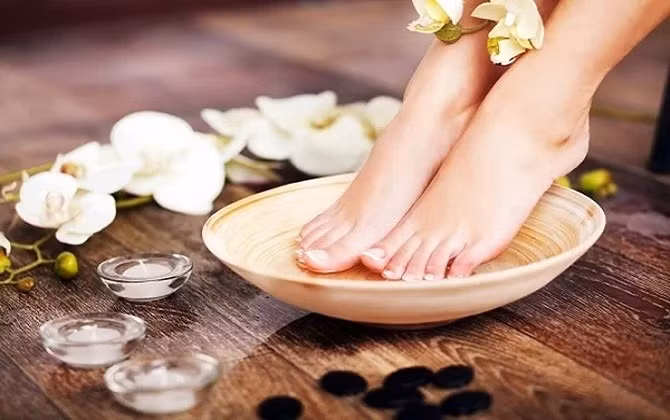 Thời tiết hanh khô cứ làm theo cách này, đảm bảo gót chân mịn màng, không lo nứt nẻ