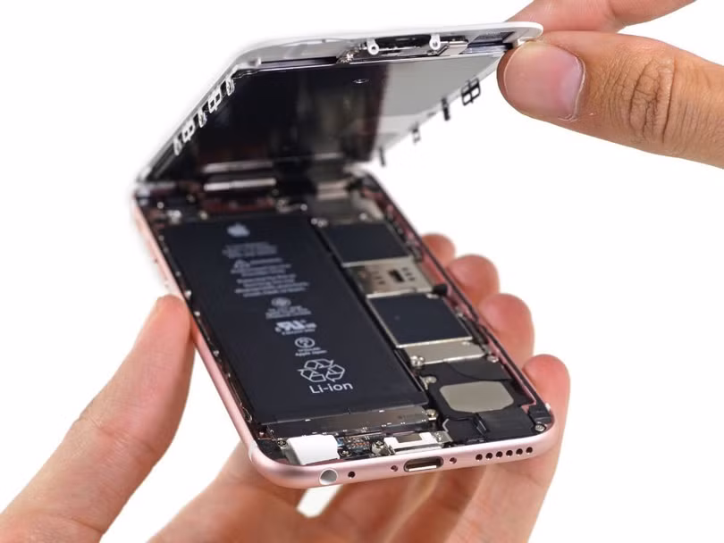 Apple lại bị kiện vì pin iPhone