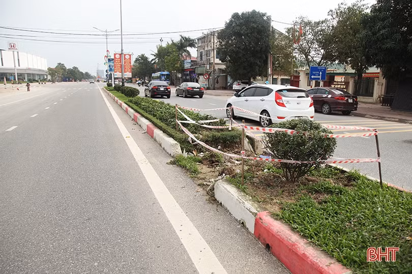 Dải phân cách dọc quốc lộ 1A qua TP Hà Tĩnh bị “đứt” 18 điểm
