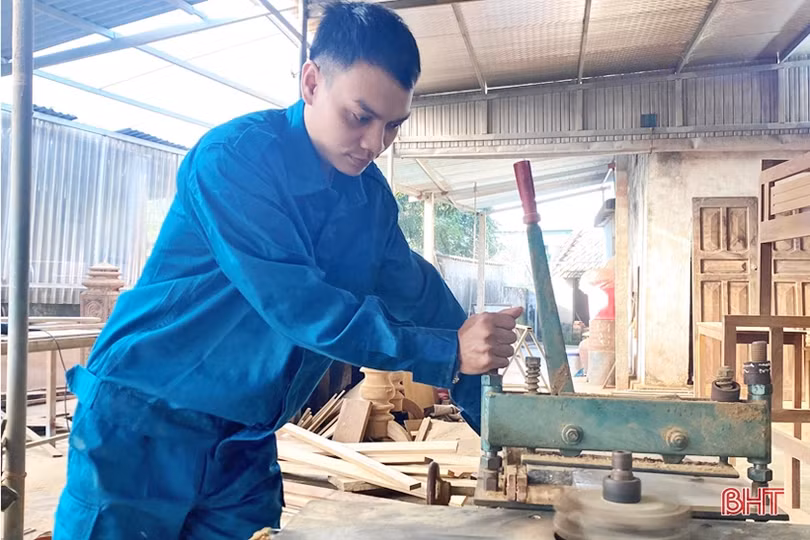 Chiến sĩ dân quân huấn luyện giỏi, làm giàu từ nghề mộc