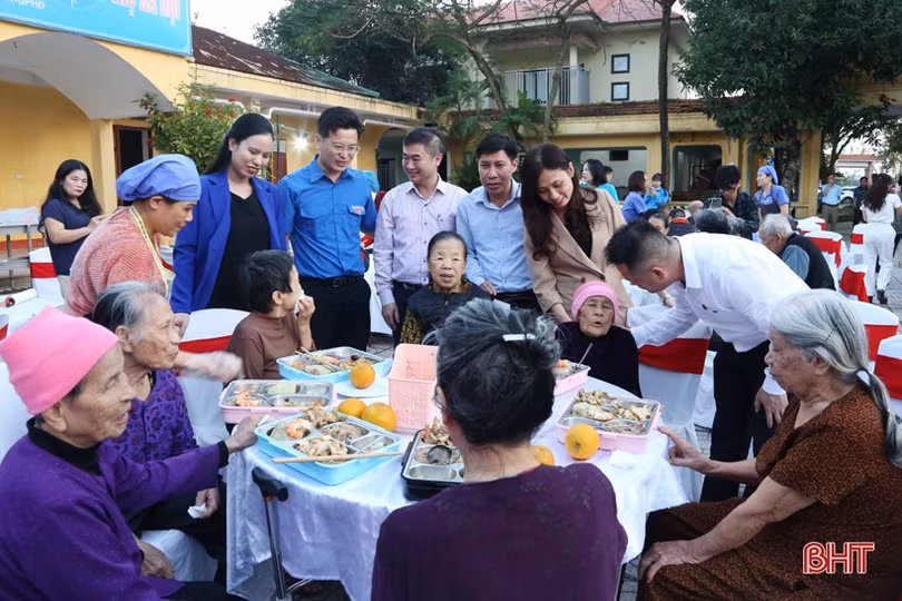 A Páo hát tại Trung tâm Điều dưỡng người có công Hà Tĩnh