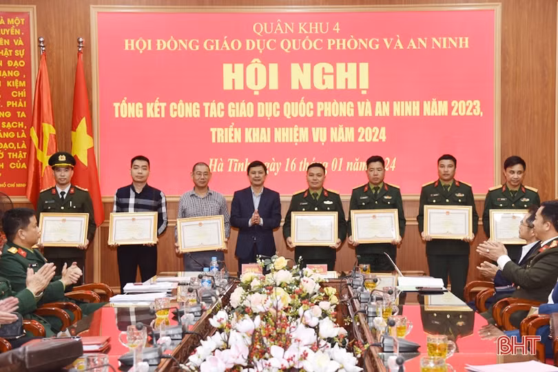 Hà Tĩnh cùng Quân khu 4 thực hiện tốt công tác giáo dục quốc phòng - an ninh
