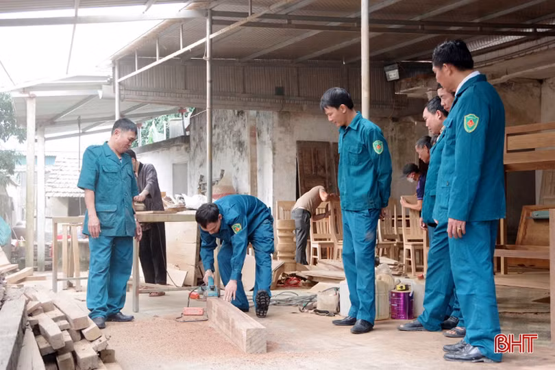 Chiến sĩ dân quân huấn luyện giỏi, làm giàu từ nghề mộc