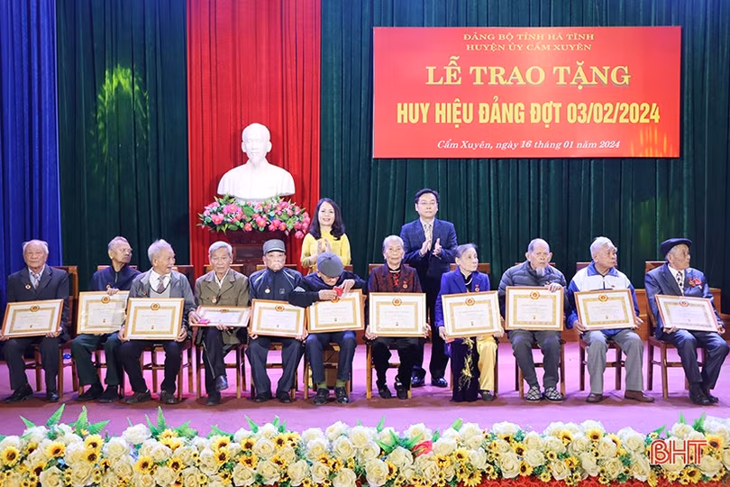 169 đảng viên ở Cẩm Xuyên được trao tặng, truy tặng Huy hiệu Đảng