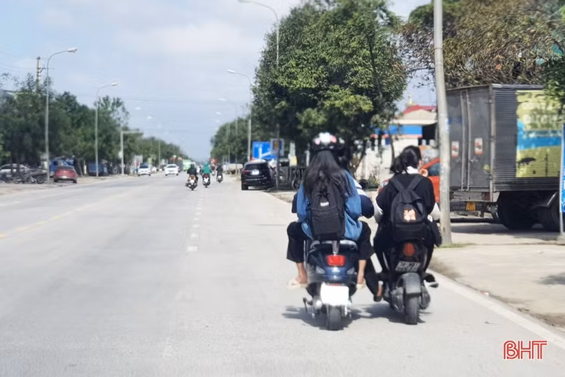 Nhiều học sinh Hà Tĩnh thản nhiên đầu trần, “kẹp ba tham gia giao thông