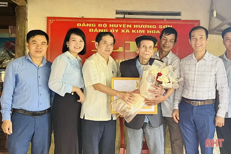 Trao tặng Huy Hiệu 70 năm tuổi Đảng cho 2 đảng viên ở Hương Sơn