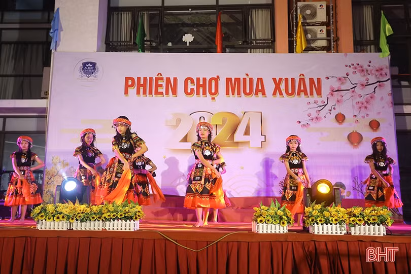 Rộn ràng “Phiên chợ mùa xuân 2024” ở Trường Phổ thông liên cấp Albert Einstein
