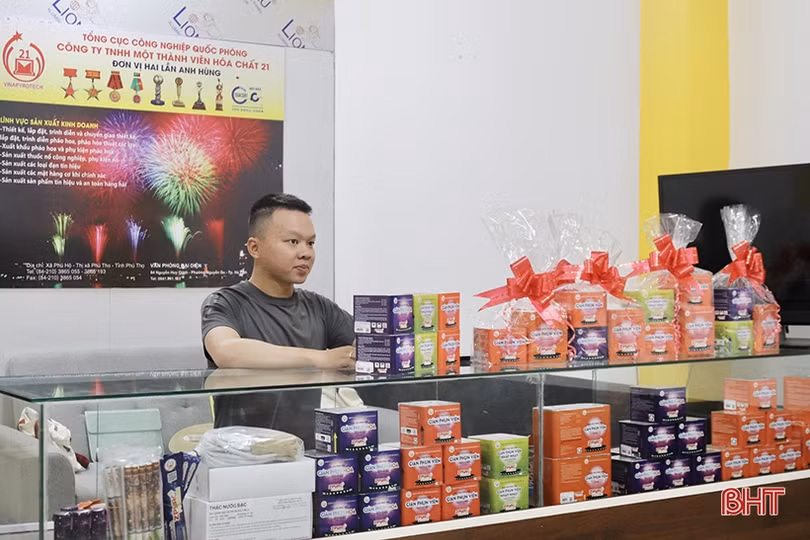 Cảnh sát phòng cháy Hà Tĩnh chỉ cách bảo quản, sử dụng pháo hoa an toàn