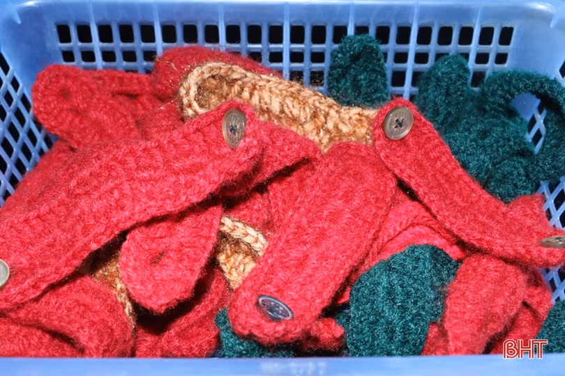 Người Hà Tĩnh làm nhiều “tai giả” tặng y bác sỹ Đà Nẵng chống dịch Covid-19