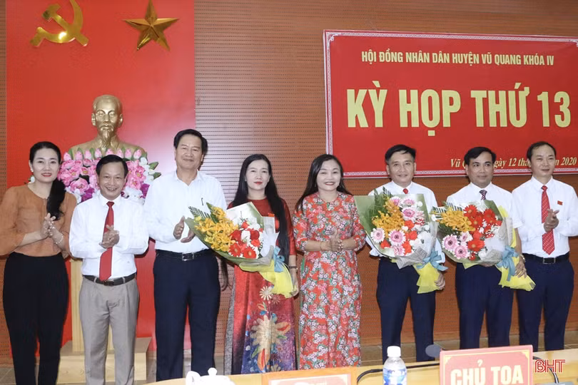Vũ Quang bầu bổ sung 2 Phó Chủ tịch UBND huyện