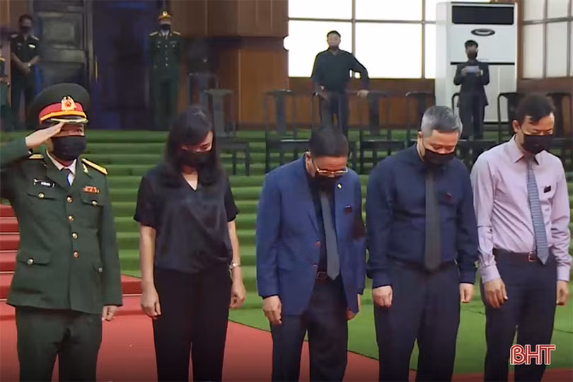 Đoàn đại biểu tỉnh Hà Tĩnh viếng nguyên Tổng Bí thư Lê Khả Phiêu