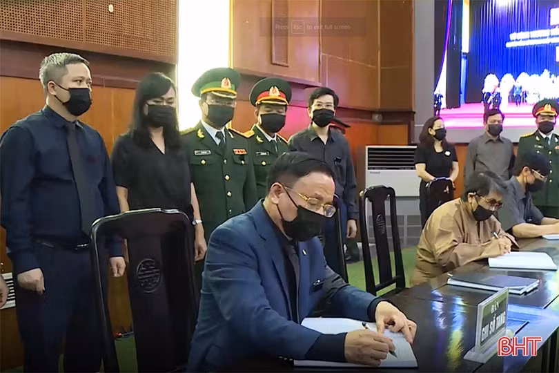 Đoàn đại biểu tỉnh Hà Tĩnh viếng nguyên Tổng Bí thư Lê Khả Phiêu