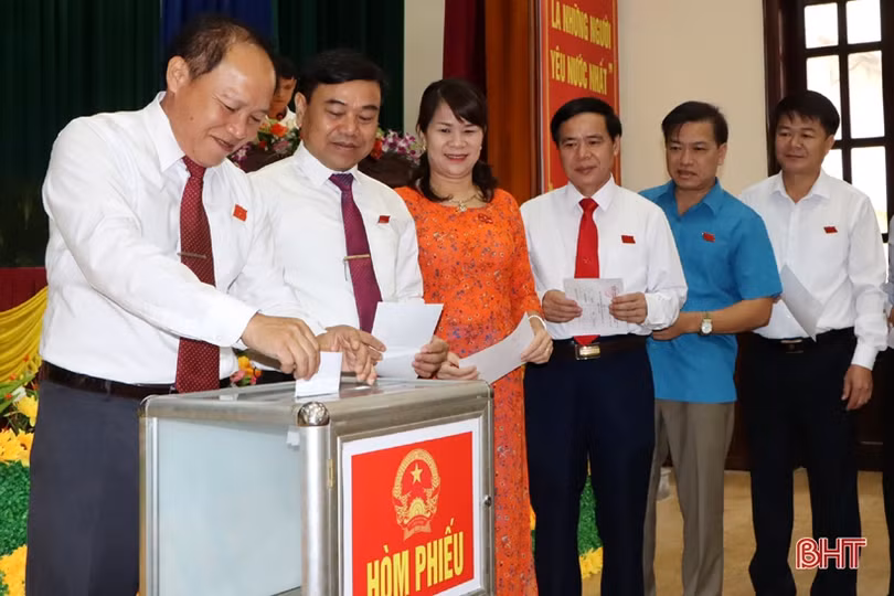 Cẩm Xuyên bầu Chủ tịch HĐND và Chủ tịch UBND huyện nhiệm kỳ 2016 - 2021