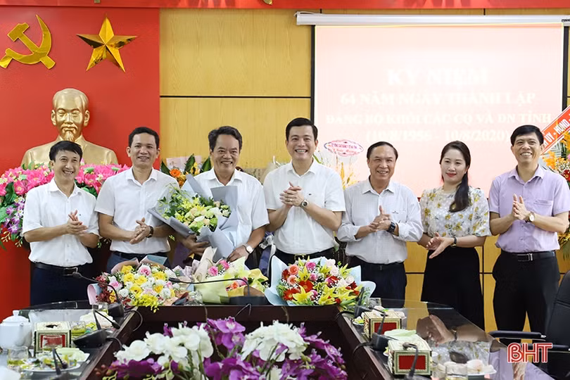 Lãnh đạo Hà Tĩnh chúc mừng Đảng bộ Khối các cơ quan và doanh nghiệp tỉnh nhân ngày thành lập