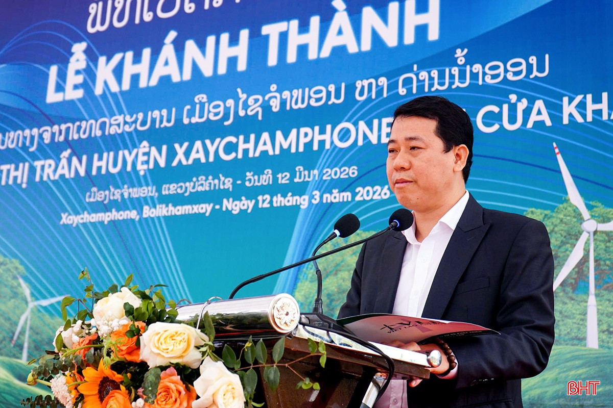 Ông Nguyễn Bá Sản - Phó Giám đốc Công ty CP Đầu tư và Phát triển Năng lượng Việt – Lào báo cáo quá trình thực hiện dự án và bàn giao công trình cho địa phương quản lý.