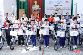 Sun Life Việt Nam hỗ trợ học sinh vùng lũ Đức Quang hơn 234 triệu đồng