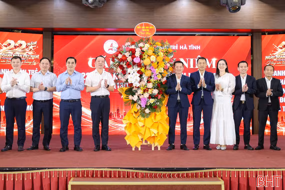 Chủ tịch UBND tỉnh Hà Tĩnh dự gặp mặt nhân Ngày Doanh nhân Việt Nam