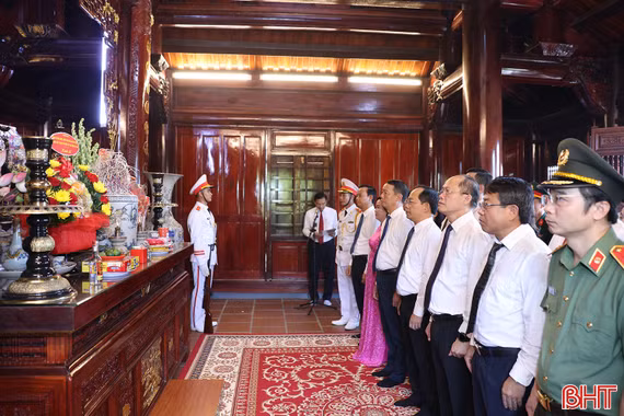 Đoàn đại biểu Hà Tĩnh dâng hương tưởng niệm Chủ tịch Hồ Chí Minh nhân kỷ niệm các ngày lễ lớn