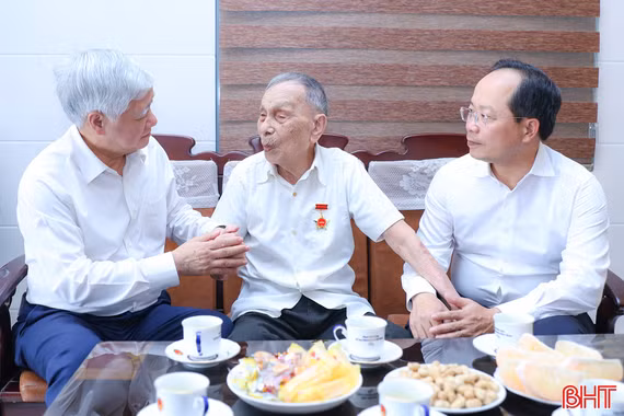 Phó Chủ tịch Thường trực Quốc hội tặng quà người cao tuổi tại Hà Tĩnh
