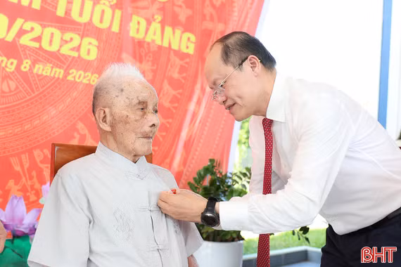 Đảng viên 104 tuổi ở Hà Tĩnh vinh dự nhận Huy hiệu 80 năm tuổi Đảng