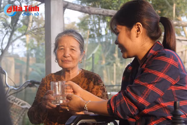 video ngay 8 3 dac biet cua co giao tuong lai bi cut hai chan