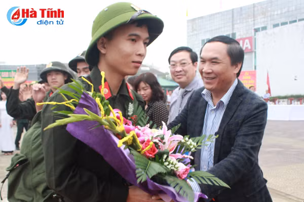 ha tinh tien 1 000 tan binh len duong lam nhiem vu