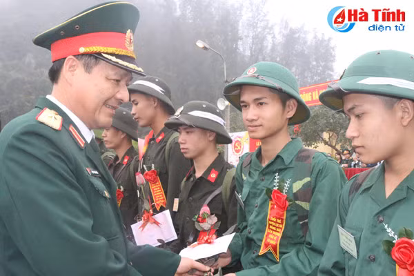 ha tinh tien 1 000 tan binh len duong lam nhiem vu