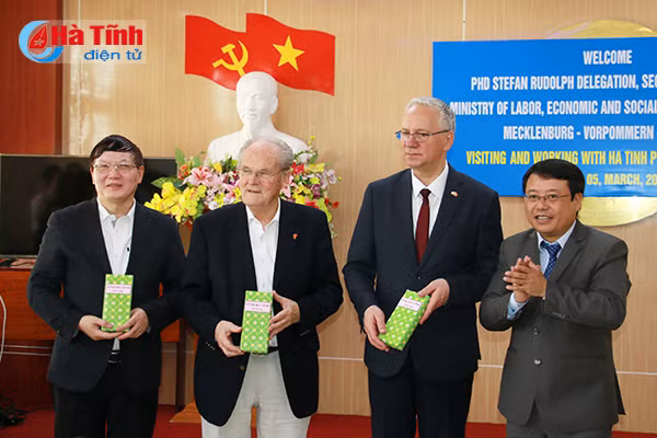 hop tac dao tao dua dieu duong cua ha tinh sang lam viec tai chlb duc