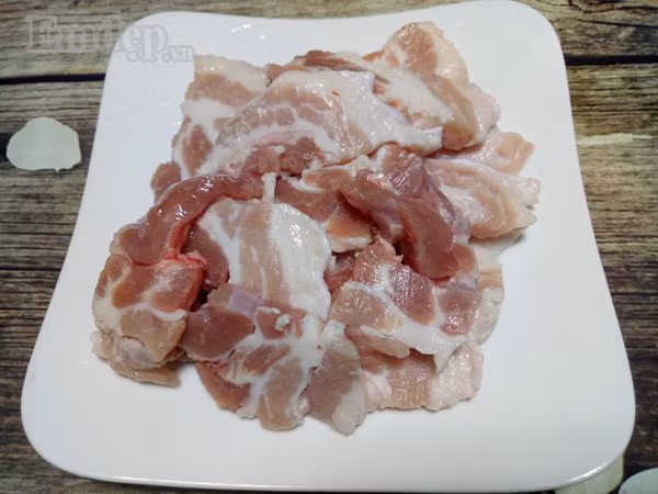 cuoi tuan me thu lam thit rim rau hung lui la mieng ngon bat ngo