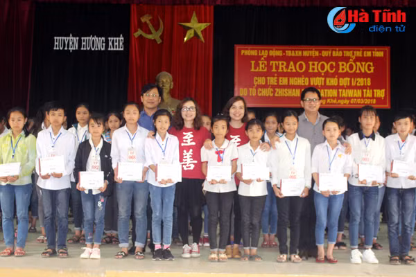zhishan foundation taiwan trao qua cho hoc sinh ngheo huong khe