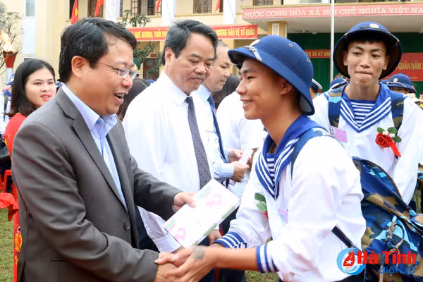 ha tinh tien 1 000 tan binh len duong lam nhiem vu