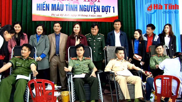 tuoi tre ha tinh ve lang giup dan lam cmnd hien mau tinh nguyen