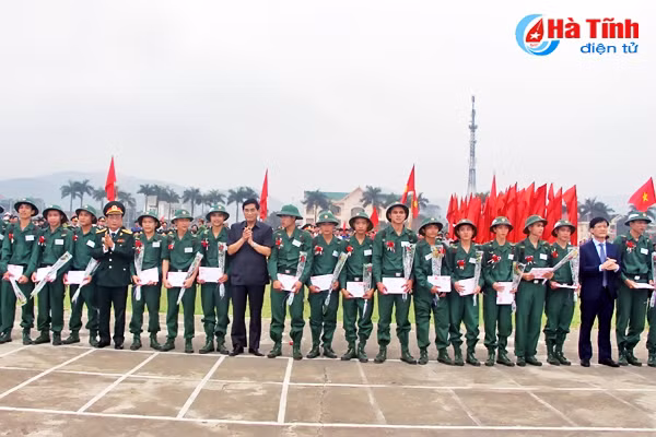 ha tinh tien 1 000 tan binh len duong lam nhiem vu