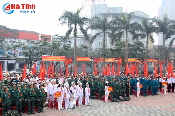 ha tinh tien 1 000 tan binh len duong lam nhiem vu