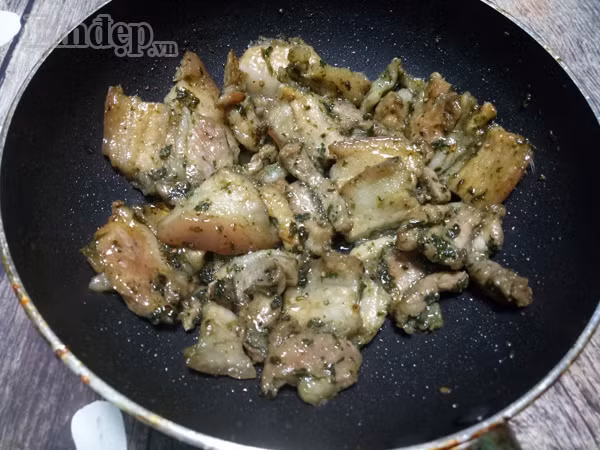 cuoi tuan me thu lam thit rim rau hung lui la mieng ngon bat ngo