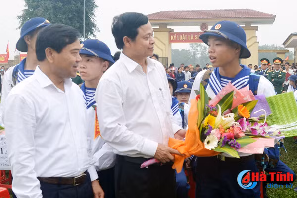 ha tinh tien 1 000 tan binh len duong lam nhiem vu