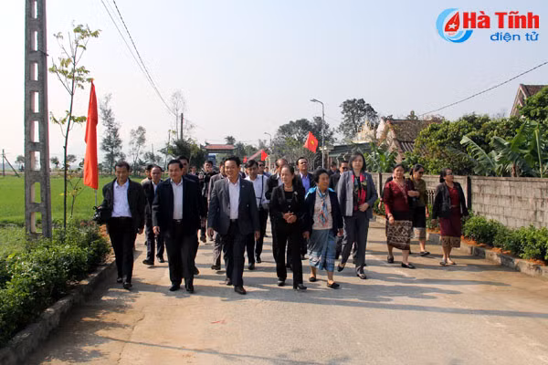 chu nhiem uy ban dan toc quoc hoi lao an tuong voi ntm kieu mau o ha tinh